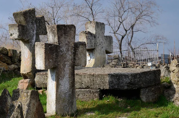 Tre croci di pietra sull'antico cimitero cosacco ucraino, Odessa, Ucraina, Europa — Foto Stock