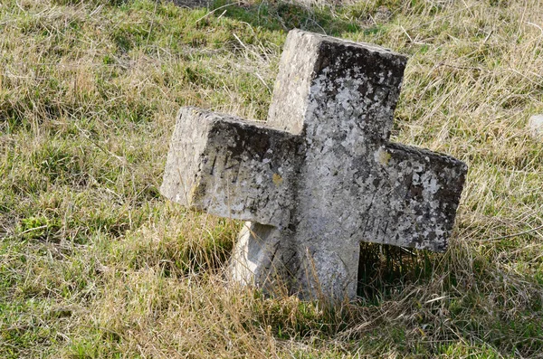 Cruz de piedra en el cementerio medieval ucraniano de cosacos, Odessa, Ucrania, Europa —  Fotos de Stock