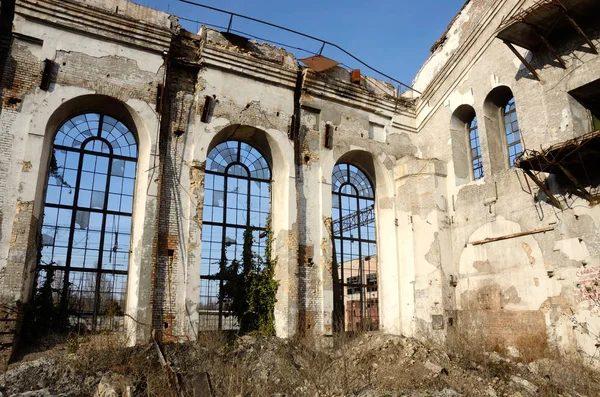 Зруйновані вікна старого покинутого заводу, Одеса, Україна — стокове фото