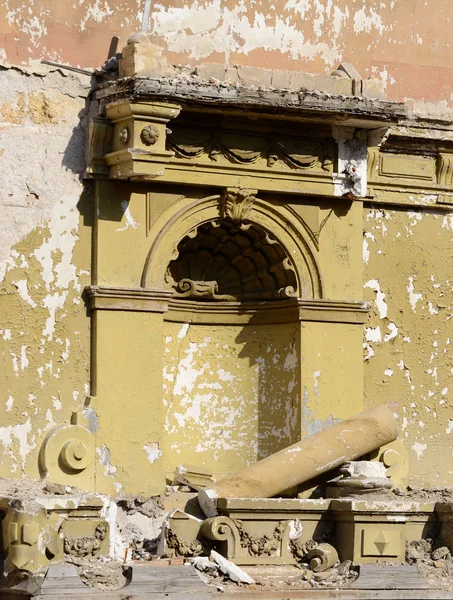 Muralla de edificio abandonado en ruinas después del terremoto — Foto de Stock