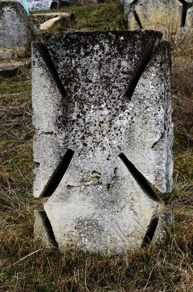 Cros de pedra maltês no cemitério do antigo cossaco ucraniano, Odessa, Ucrânia, Europa — Fotografia de Stock