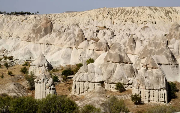 Tündér kémény geológiai képződményekben a szeretet Valley, Törökország, Cappadocia, központi Anantolia, Európa — Stock Fotó