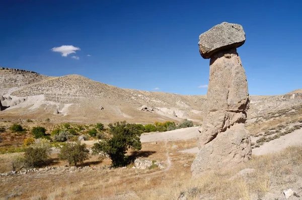 Typiska kappadokiska landskap - sten ”svamp”, vulkanisk sten pelare nära Selime, Turkiet, centrala Anatolien — Stockfoto