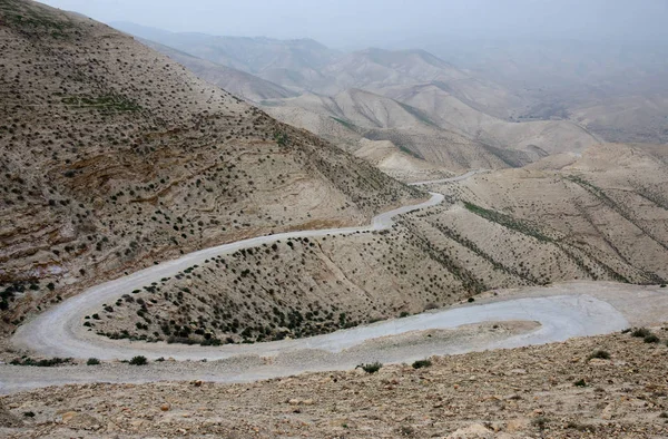 Silnice v Judské poušti poblíž St. George Pravoslavný klášter, Izrael, Střední východ — Stock fotografie