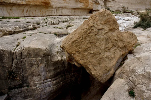 Nagy kocka kő Nahal József Canyon, a júdeai-sivatagban, Izrael, híres természeti emlékhely — Stock Fotó