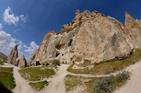 岩カット教会および剣谷、カッパドキア、トルコの有名なランドマーク、鳩家 — ストック写真