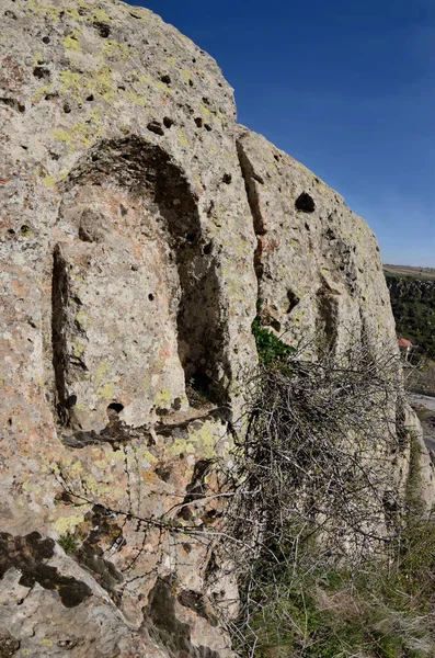 ヒッタイトの神々 は、岩の台地は、古代地下都市 Mazy、カッパドキア、トルコに近い古代の宗教的なシンボルのカットします。 — ストック写真