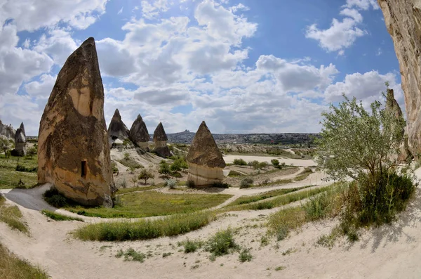 火山岩石柱子和洞穴教会在剑谷 (Kiliclar Vadisi), 圣石, 著名地标, 土耳其, 徒步旅行地方 — 图库照片