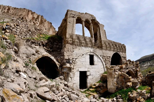 Casa greca medievale abbandonata con ornamento floreale, Cappadocia, Turchia — Foto Stock
