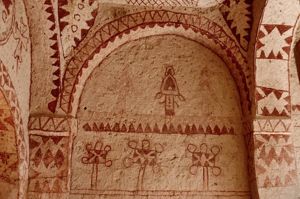 Murais na antiga igreja caverna cristã com ornamentos geométricos vermelhos, Capadócia, Turquia — Fotografia de Stock