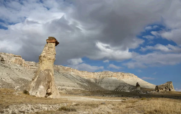 Драматический пейзаж с грибовидными вулканическими каменными столбами в Каппадокии, уникальное геологическое образование, Турция — стоковое фото