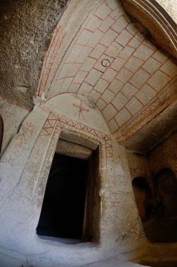 Dekorasyon - eski mağara Hıristiyan Tapınağı, geometrik süsler doğrudan kayada Kapadokya kırmızı boyalı