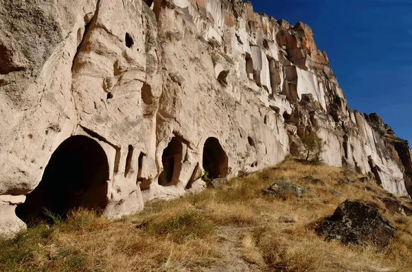 洞窟の家 キリスト教寺院 ウフララ渓谷 カッパドキア ピンクのトゥファ石にカット トルコの峡谷 — ストック写真