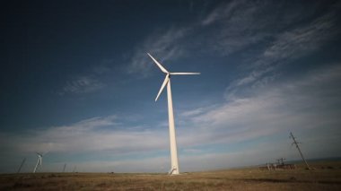 Mavi gökyüzüne karşı rüzgar türbini.