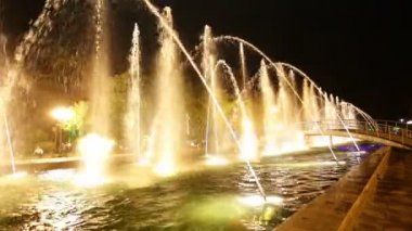 Modern Çeşme ve ışıklar. Sokakta şarkı söyleyen çeşmeler. 