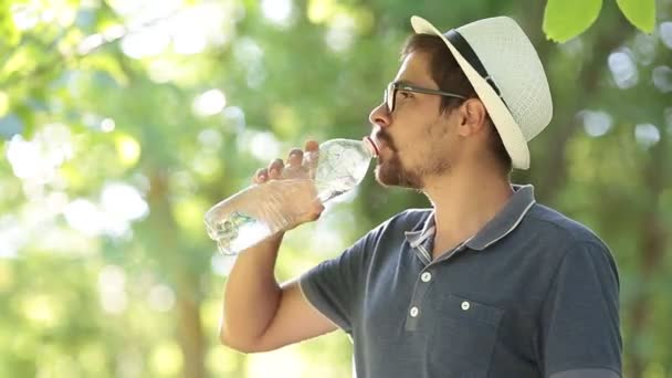 Durstiger Mann Trinkt Wasser Aus Flasche Sommerpark Porträt Eines Sportlers — Stockvideo