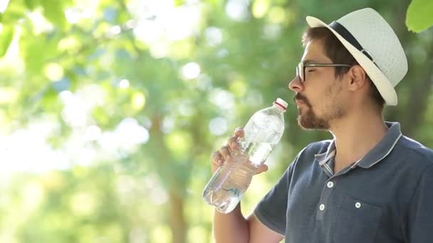 Durstiger Mann Trinkt Wasser Aus Flasche Sommerpark Porträt Eines Sportlers — Stockvideo