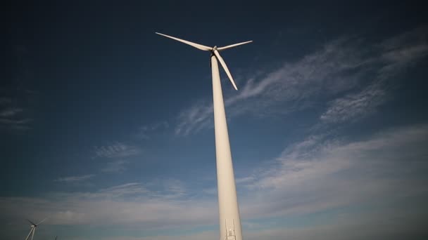 Windturbine Tegen Blauwe Lucht — Stockvideo