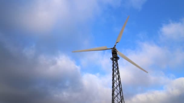 Turbina Viento Contra Cielo Azul — Vídeos de Stock