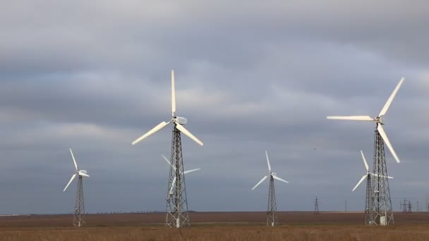 Turbina Viento Contra Cielo Azul — Vídeo de stock