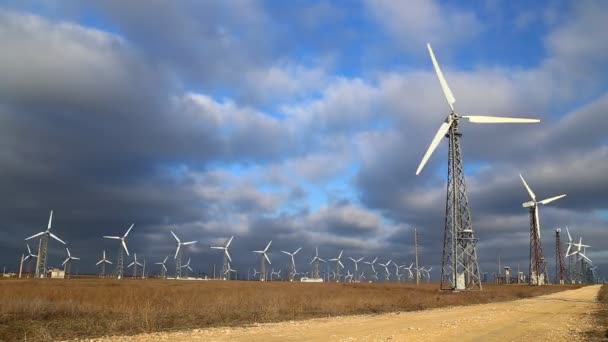 蓝天上的风力涡轮机 — 图库视频影像