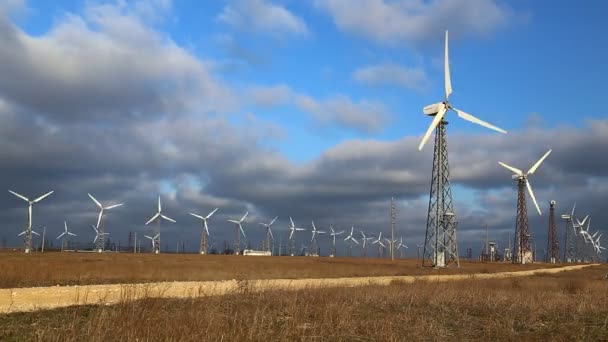 Turbina Eolica Contro Cielo Blu — Video Stock