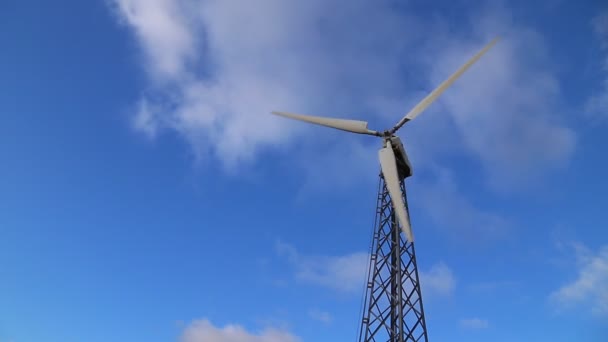 Windturbine Tegen Blauwe Lucht — Stockvideo