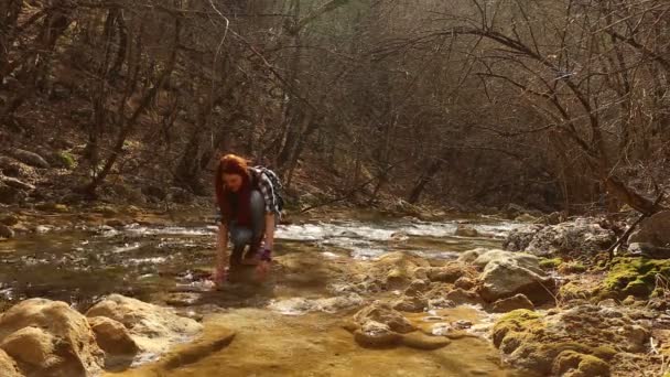 女人喝干净纯净的水 用她的双手从流远足时的徒步旅行者 — 图库视频影像
