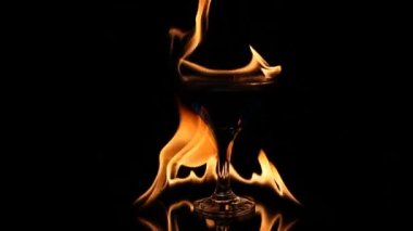 yavaş hareket halinde siyah bir arka plan içinde bir cam siyah bir arka planda bir bardakta bir cam ofading yangın solma yangın