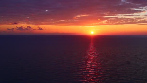 海上的日落 太阳和橙色的天空反映在海浪中 慢动作镜头 Uhd — 图库视频影像