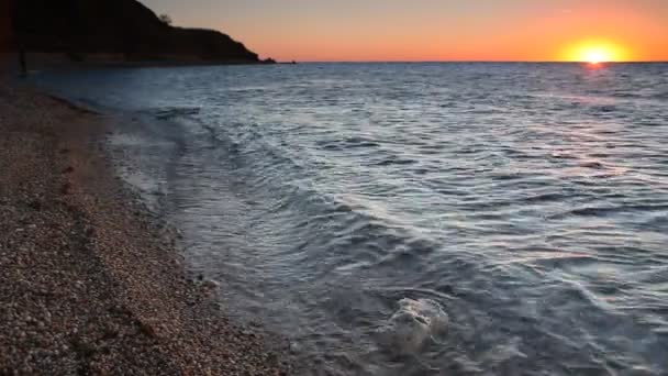 Surf Hullámok Part Közelében Gyönyörű Felvételek Tenger Dagály Hullámok Naplemente — Stock videók