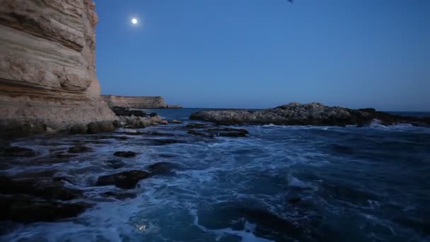 サーフィン波の海岸の近く 海潮の美しい映像 夕暮れの波は 岩の海岸に沿って実行します ドリーは クローズ アップ ビューをロックされています 海海岸 ペブル — ストック動画