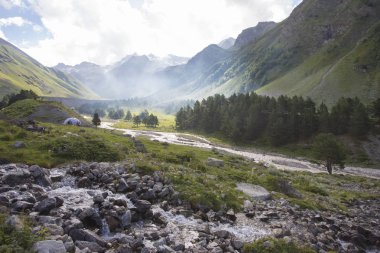 Dağ manzarası ve nehir