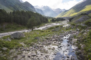 Dağ manzarası ve nehir