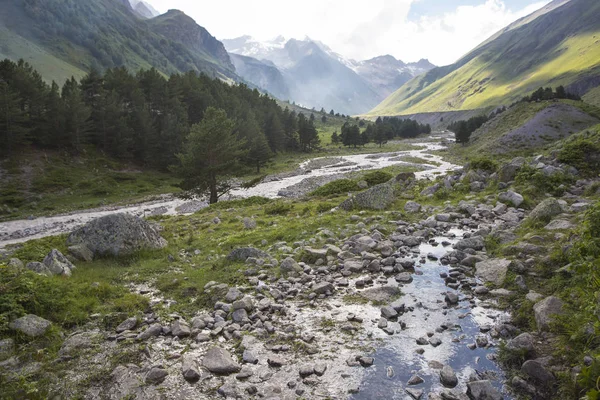 Dağ manzarası ve nehir