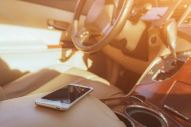 Yeni araba kulübede telefondur