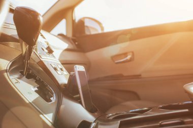 Araba iç lüks. Prestij modern araba iç. Deri rahat koltuklar, Pano ve direksiyon. Özel ahşap ve metal dekorasyon ile bej kokpit