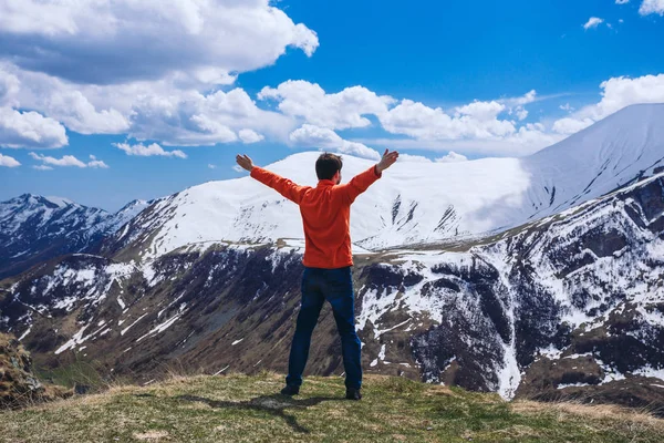 Hombre en la cima de la montaña. Escena conceptual . — Foto de Stock