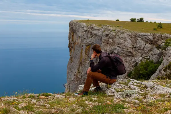 Dağın tepesindeki adam. Kavramsal tasarım. — Stok fotoğraf