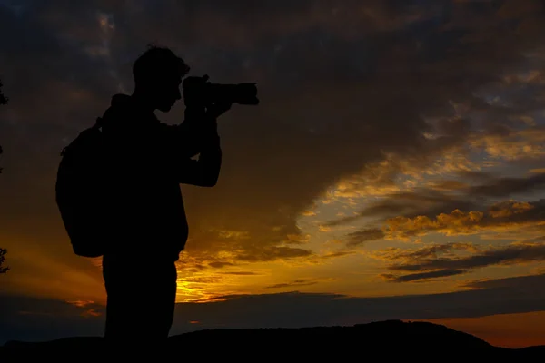 Silhuett av fotograf ta bild av landskapet under solnedgången — Stockfoto