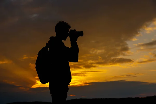 Silhuett av fotograf ta bild av landskapet under solnedgången — Stockfoto