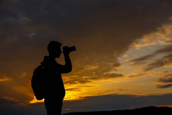 Silhuett av fotograf ta bild av landskapet under solnedgången — Stockfoto