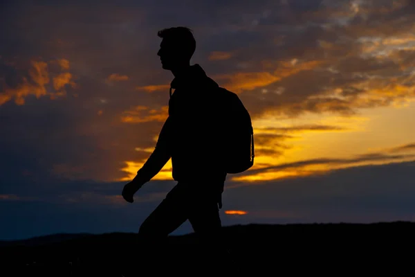 Silhouettes de randonneur avec sac à dos, vue sur le coucher du soleil depuis le sommet d'une montagne — Photo