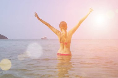 genç kadın mayo sahilde, Tayland