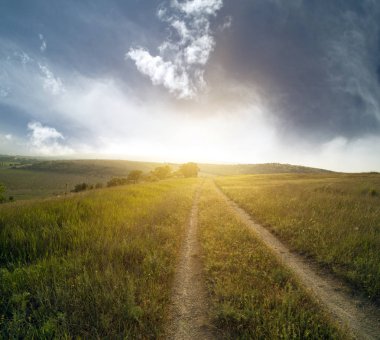 yol ile yeşil alan üzerinde kırmızı günbatımı