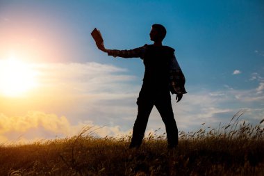 Parkta kitap okuyan adam.