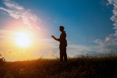 Parkta kitap okuyan adam.