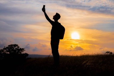 Günbatımında insan silueti. Tasarım elementi.