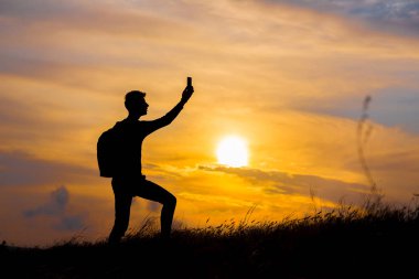 Günbatımında insan silueti. Tasarım elementi.