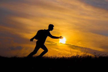 Hayallerinin peşinden git, gün batımında insan silueti